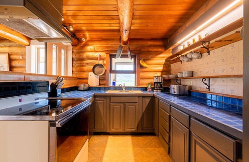Star Cabin | East Glacier Cabin w/Stunning Views of the Rockies! 30 min from 2 GNP entrances