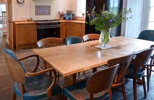 Marybank Cottage | EASTER URRAY FARMHOUSE, pet friendly, with hot tub in Muir Of Ord