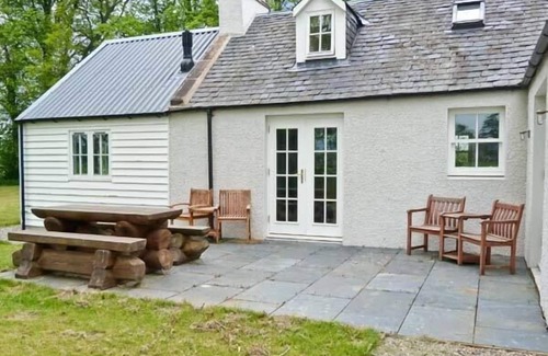 Marybank Cottage | EASTER URRAY FARMHOUSE, pet friendly, with hot tub in Muir Of Ord