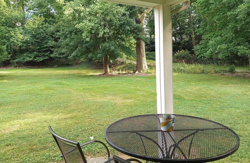 Eastlake Apartment | Eastlake Home w/Patio < 1 Mi to Lake Erie!