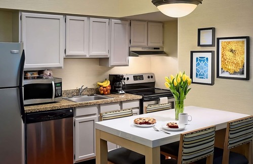 Middleburg Heights Hotel | Easy Access to Cleveland Hopkins In'tl Airport! FREE Parking, Pets Allowed!