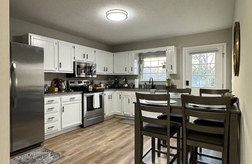 Sweetwater House | EASY checkout, Remodeled dollhouse w/KING pets ok