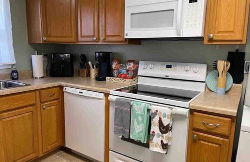 Rockwood House | EASY Checkout, Safe, Comfy 3 bd w/KING Pets OK