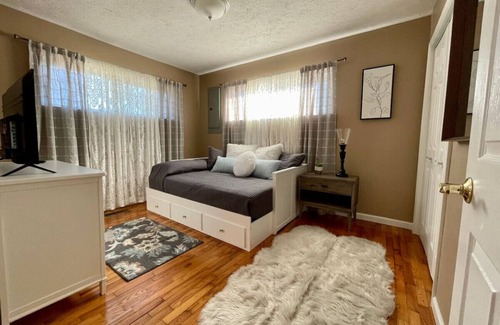 Rockwood House | EASY Checkout, Safe, Comfy 3 bd w/KING Pets OK
