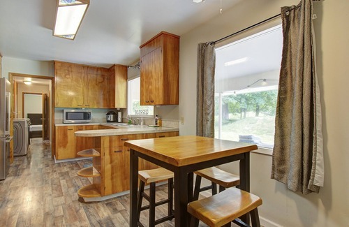 Dollar Corner House | Easy Commute /LRG Property /Hot Tub /Pet Frndly /Kid Friendly /Spacious
