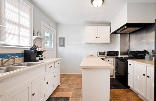 Richmond Hill House | Easy Drive to Pembroke & Historic District+Pets