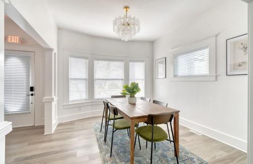 King House | Eclectic 2BR - Victorian Charm - Steps to Fun