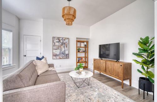 King House | Eclectic 2BR - Victorian Charm - Steps to Fun