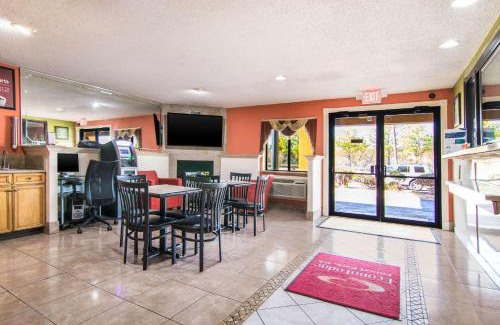 Forest Park Cabin | Econo Lodge Atlanta Airport East