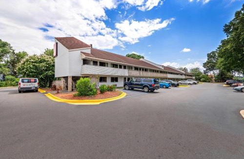 Toddville Road Cabin | Econo Lodge Charlotte Airport