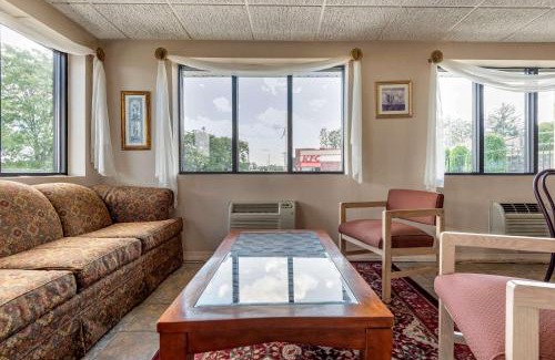 DeWitt Cabin | Econo Lodge Dewitt I-90