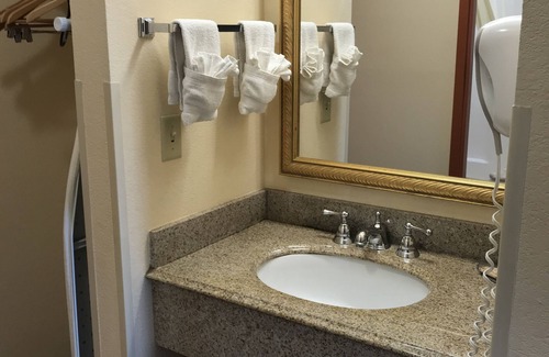 Brunswick Hotel | Econo Lodge Exit-29