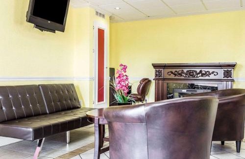 Matthews Hotel | Econo Lodge Inn & Suites Matthews - Charlotte