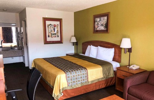 Oklahoma City Cabin | Econo Lodge Oklahoma City Northeast