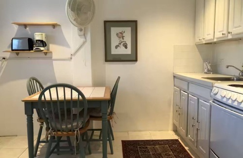 Pembroke Apartment | ED 9 King bed Hamilton and pool access