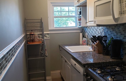 Edgewood Apartment | Edgewood, Cranston Charming 1 Bed by the Bay.
