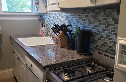 Edgewood Apartment | Edgewood, Cranston Charming 1 Bed by the Bay.