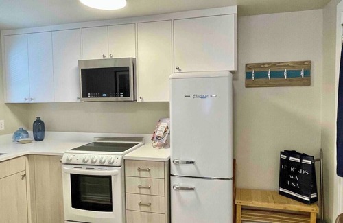 The Bowl of Edmonds House | Edmonds Getaway Cottage: Heart of Downtown, Kitchen, W/D, & Parking!