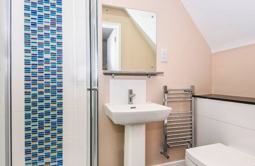 Runnymede Apartment | Egham Exquisite Spacious Three Bedroom Apartment