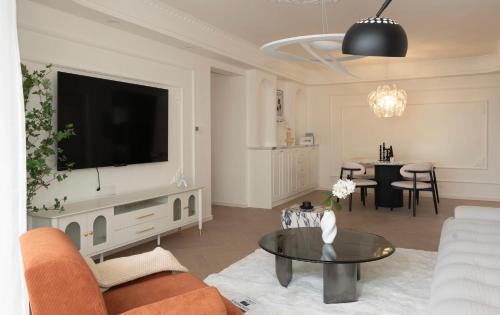 Huangpu Apartment | EHUB - City View Apt in Xintiandi Area with French Design Spacious 3Bedroom