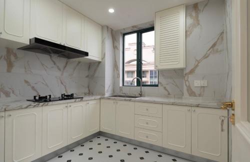 Huangpu Apartment | EHUB - City View Apt in Xintiandi Area with French Design Spacious 3Bedroom
