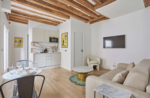 7th Arrondissement Apartment | Eiffel Tower Apartment/Invalide