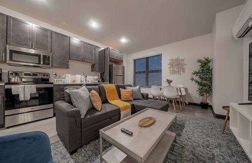 Westown Apartment | Elegant 1BR Apt Fast WI-FI Near Lake Michigan