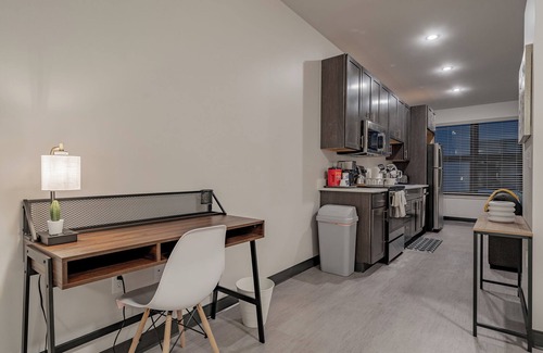Westown Apartment | Elegant 1BR Apt Fast WI-FI Near Lake Michigan