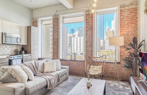 Downtown Dallas Apartment | Elegant 2BD | DT Dallas | Sleeps 5 | Free Parking