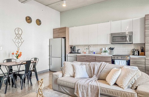 Downtown Dallas Apartment | Elegant 2BD | DT Dallas | Sleeps 5 | Free Parking