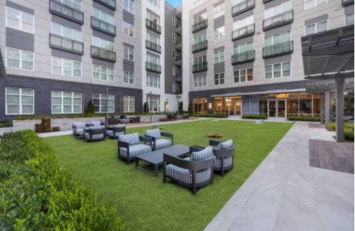 McLean Apartment | Elegant 2BR inTysons: Black & White + Amenities - Gym/Pool/Mall