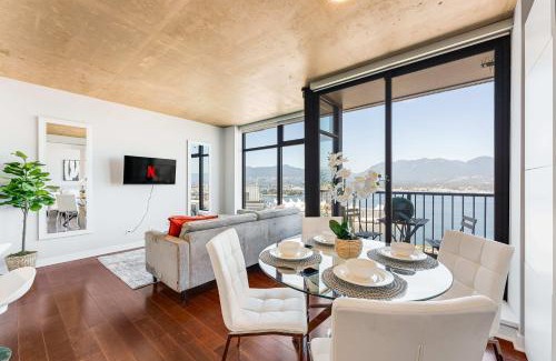 Gastown Apartment | Elegant 2BR Suite Close to Seawall and Attractions