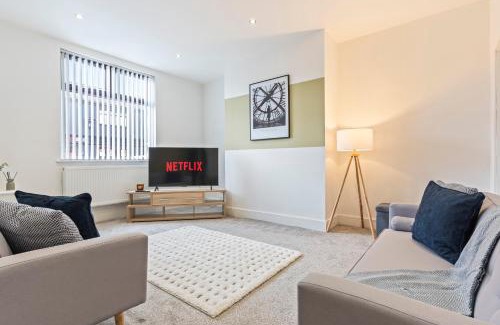 Ashton in Makerfield House | Elegant 3 Bedroom 2 Bathroom House - Sleeps up to 7 - Free Parking, Fast Wifi and Smart TV - Perfect for Contractors and Groups - by Yoko Property