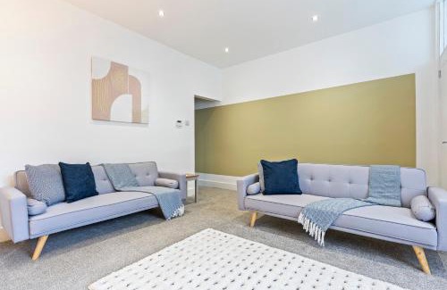 Ashton in Makerfield House | Elegant 3 Bedroom 2 Bathroom House - Sleeps up to 7 - Free Parking, Fast Wifi and Smart TV - Perfect for Contractors and Groups - by Yoko Property