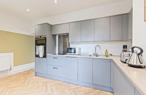 Ashton in Makerfield House | Elegant 3 Bedroom 2 Bathroom House - Sleeps up to 7 - Free Parking, Fast Wifi and Smart TV - Perfect for Contractors and Groups - by Yoko Property
