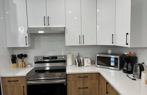 Beaumont House | Elegant 3BD Home in Beaumont, Double Garage 2.5WC.WiFi, Near Airport, Workspace.