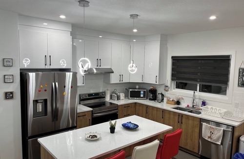 Beaumont House | Elegant 3BD Home in Beaumont, Double Garage 2.5WC.WiFi, Near Airport, Workspace.