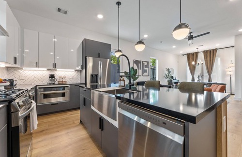 Greater East End House | Elegant 3BR Stay 2.5 Baths Soothing Hot Tub