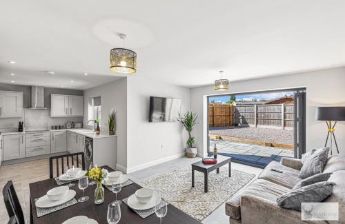 Ashby-de-la-Zouch Apartment | Elegant 5-Bed House with Ensuite Rooms