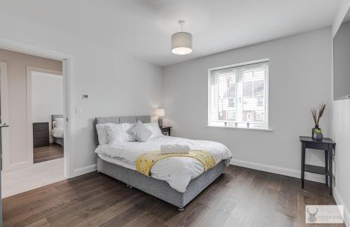 Ashby-de-la-Zouch Apartment | Elegant 5-Bed House with Ensuite Rooms