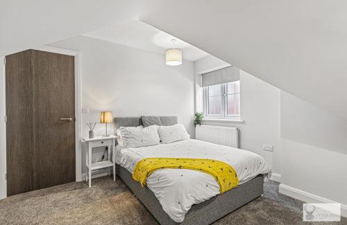 Ashby-de-la-Zouch Apartment | Elegant 5-Bed House with Ensuite Rooms