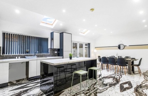 Tipton House | Elegant 5 Bedroom House/Free Parking/Yard