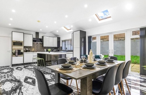 Tipton House | Elegant 5 Bedroom House/Free Parking/Yard