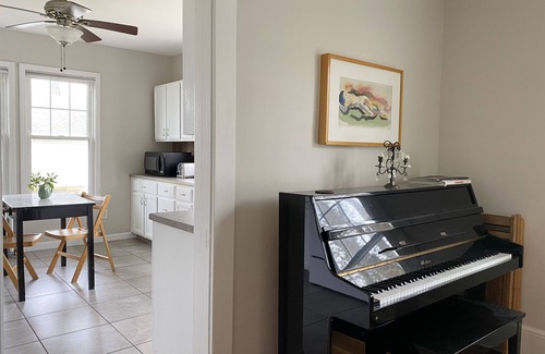 New London House | ELEGANT AND RELAXING BEACH GETAWAY, STEPS FROM THE WATER