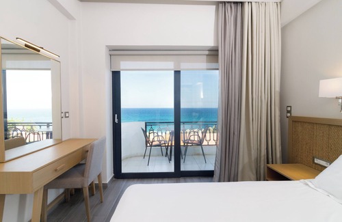Kiparissia Hotel | Elegant Beach Hotel