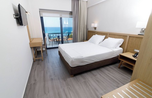Kiparissia Hotel | Elegant Beach Hotel