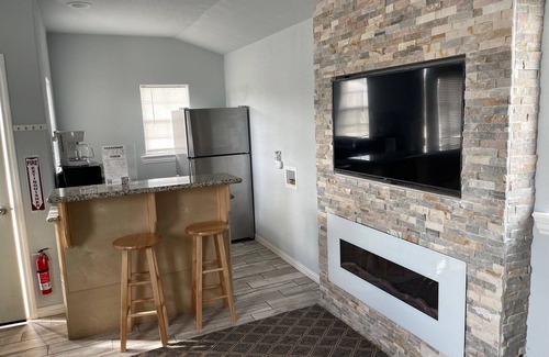 Brazoria Cabin | Elegant Cabin w/stone fireplace & custom walk-in shower