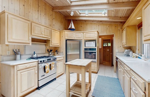 Mendocino House | Elegant, dog-friendly home among redwoods w/large deck & incredible forest view