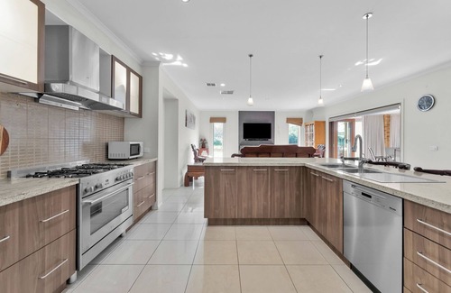 Keysborough House | Elegant Home with 3 En-Suites Facing Golf Course