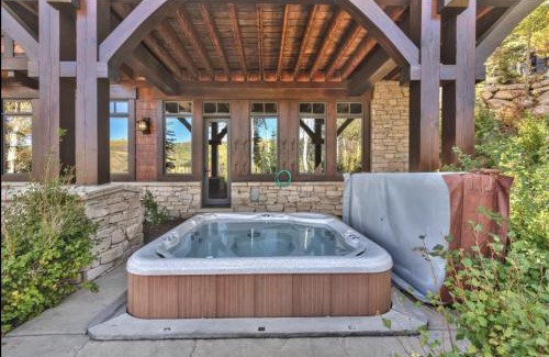Empire Pass House | Elegant mountain retreat at Deer Valley, walk to skiing, private hot tub, mountain views